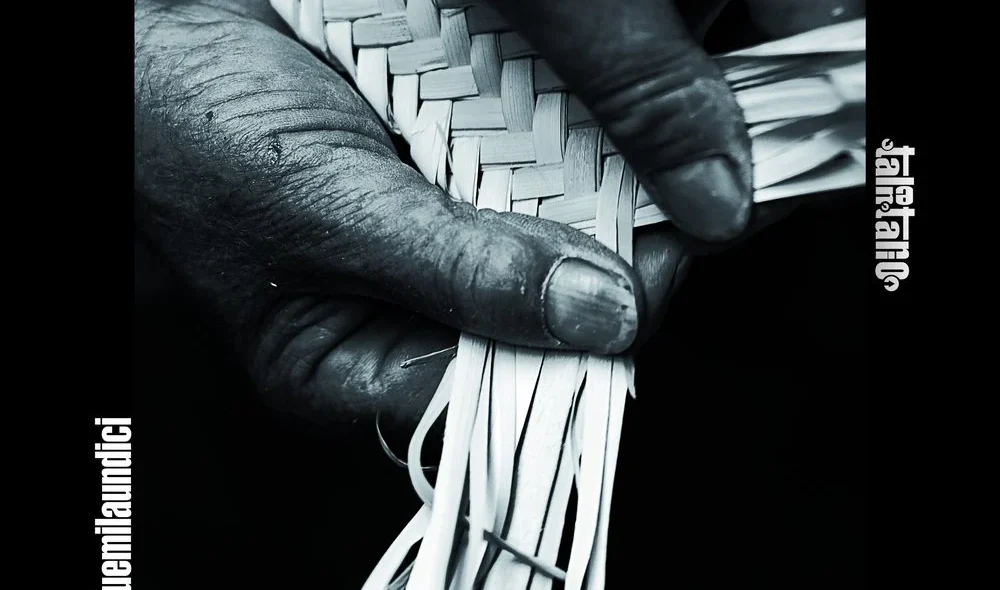 Pagina di aprile del Talentario: fotografia in bianco e nero di mani che intrecciano fibre vegetali.